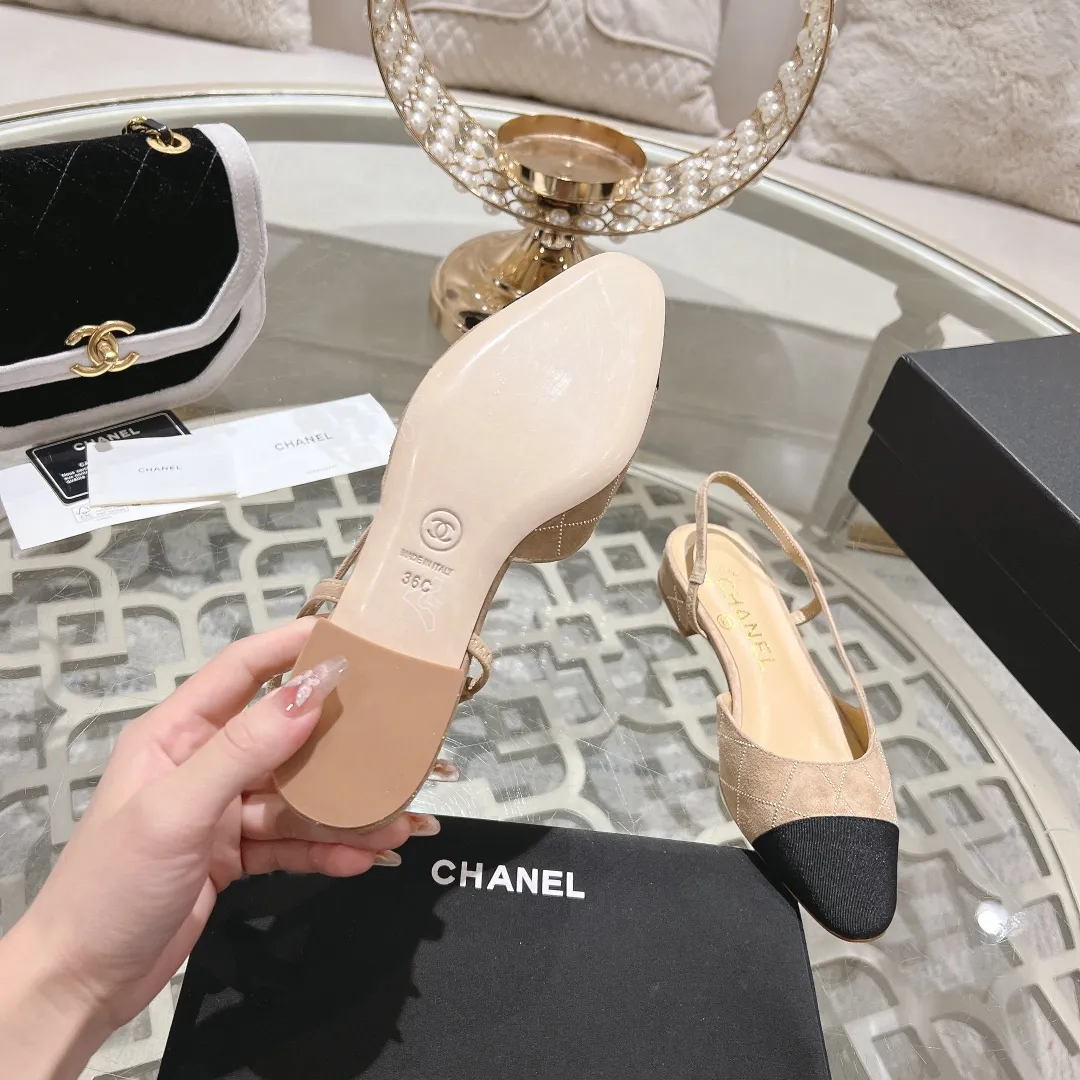 👟👟Ex-factory price 540👟👟 CHANEL Xiangjia 25vs spring and summer new fashion sandals series... Chanel is a very comprehensive noble fashion lifestyle brand. The same models are sold by major fashion bloggers and celebrities in Hong Kong, the United States, and other countries. They are simply beautiful. I fall in love with elegance and the playful sense of the future. I want to own them right away just by looking at them. But you can really think about a pair of exquisite high heels. This series is specially designed for extraordinary and indifferent ladies to create a unique overall effect. CHANEL designs products that inspire women to move forward and highlight their charm... 1️⃣Material: original customized high mercerized sheepskin 2️⃣Inner lining: original customized imported sheepskin 3️⃣Feet: original customized imported sheepskin 4️⃣Outsole: genuine leather sole imported from Italy 5️⃣Heel height: 2.5cm/6.5cm/9cm 6️⃣Number: 34-43 (34.40.41.42.43 customized is not returnable) 7️⃣Packaging: The latest and exquisite full set of packaging at the counter
